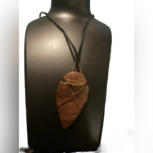 Hand carved stone arrow head on black suede cord - Picture 3 of 5